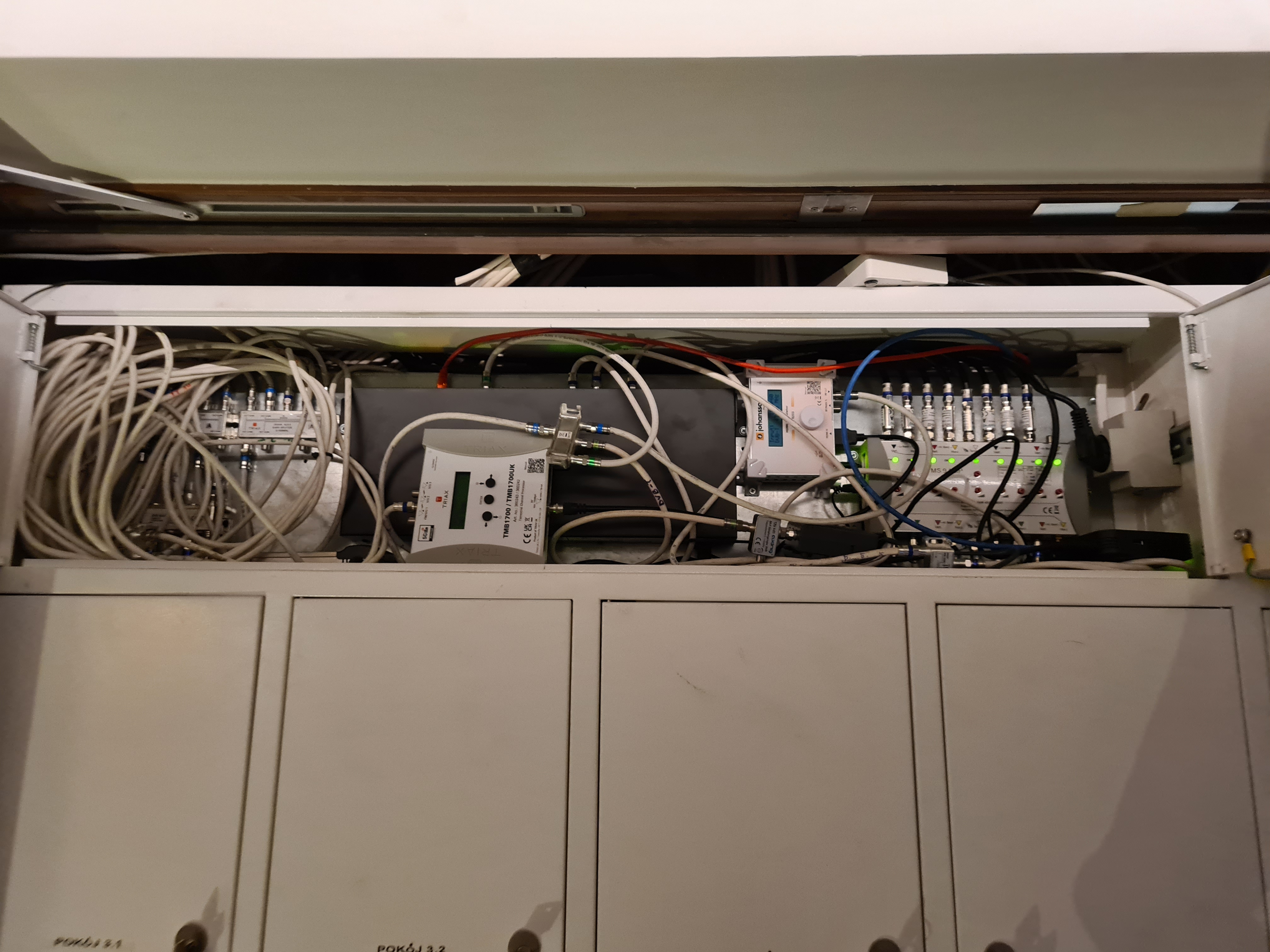 obrazek w tle przedstawiajacy instalację telewizji opartą na stacji czołowej Triax