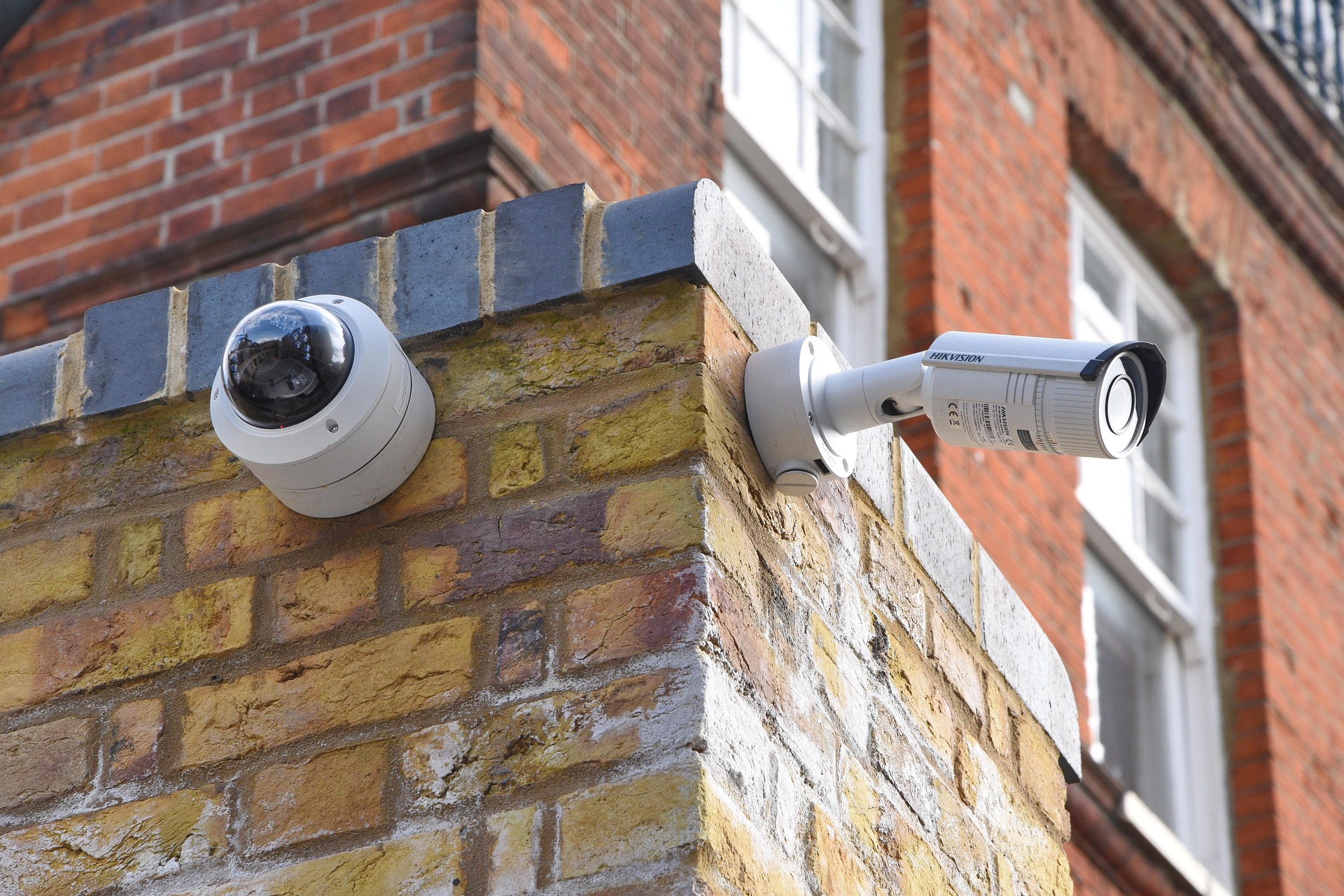 obrazek w tle przedstawiajacy monitoring Hikvision
